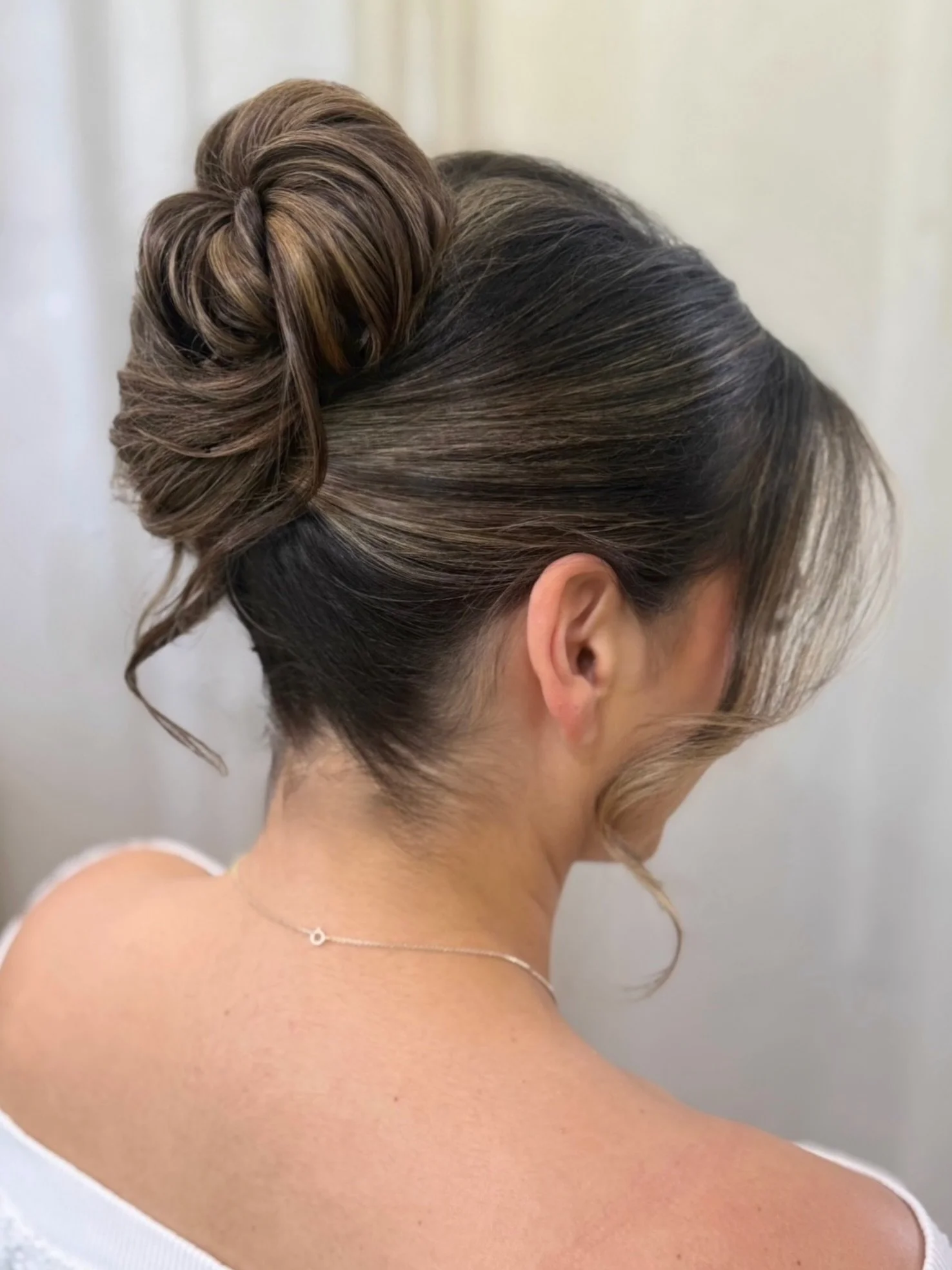 Oh I love me a modern French twist 😍

Hair by me @beautybyjessicatiffany 
Using @lanzahaircare 🙌

#bridalmakeup#bostonmakeupartist#destinationmakeupartist#newportmakeupartist#bridalhairstyle 

New England bridal hair and makeup &bull; Newport RI br
