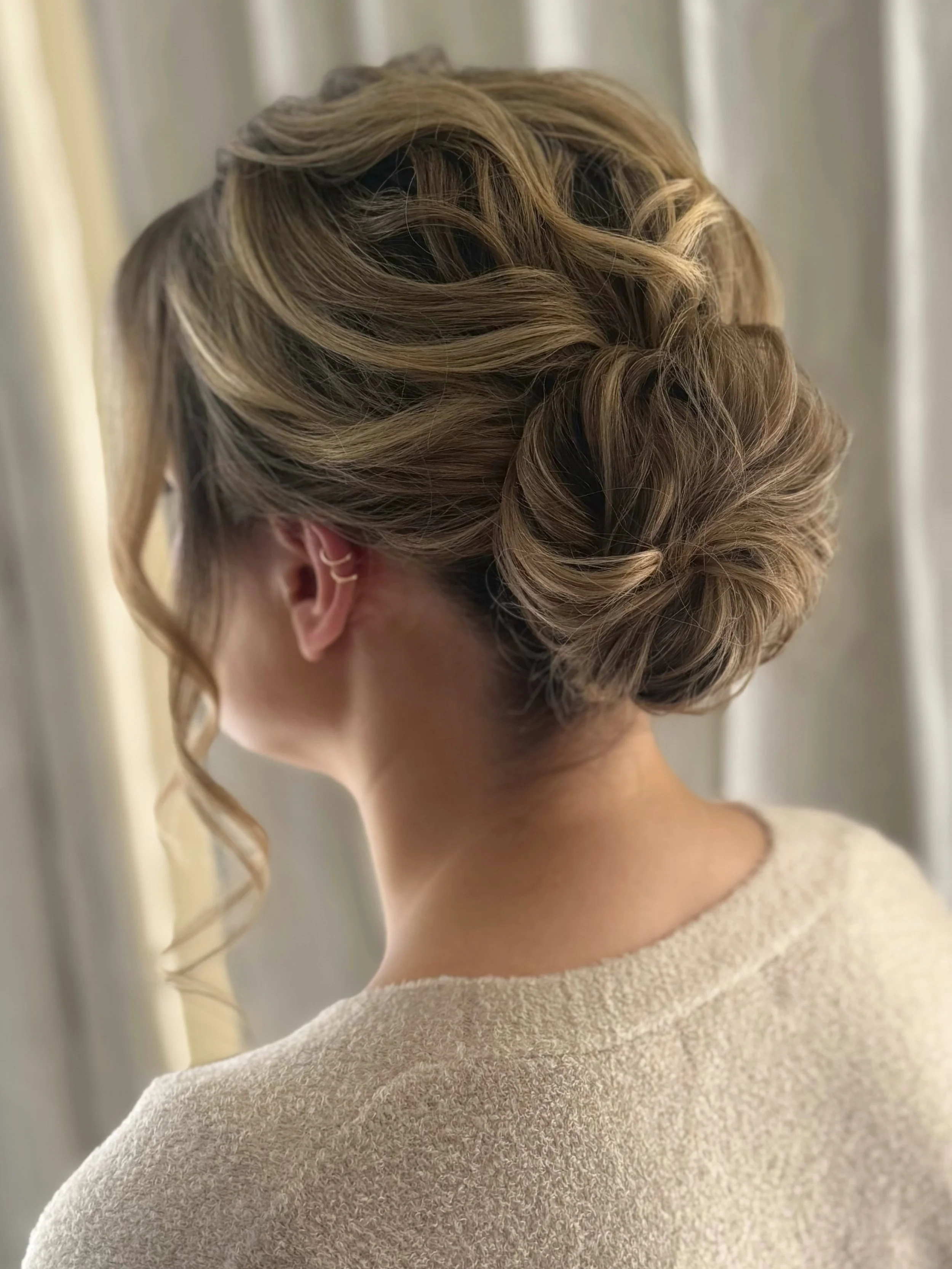 Obsessed with this soft, romantic textured updo 🥰😍❤️

Hair by me @beautybyjessicatiffany 
Using @lanzahaircare 🙌

#bridalmakeup#bostonmakeupartist#destinationmakeupartist#newportmakeupartist#bridalhairstyle 

🔍New England bridal hair and makeup N