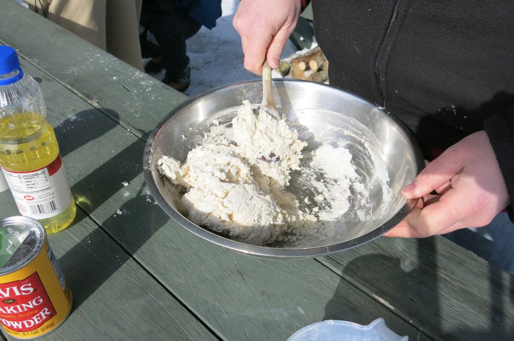 The ingredients of bannock bread are simple: flour, baking powder, water, a touch of salt and a bit of oil (optional).