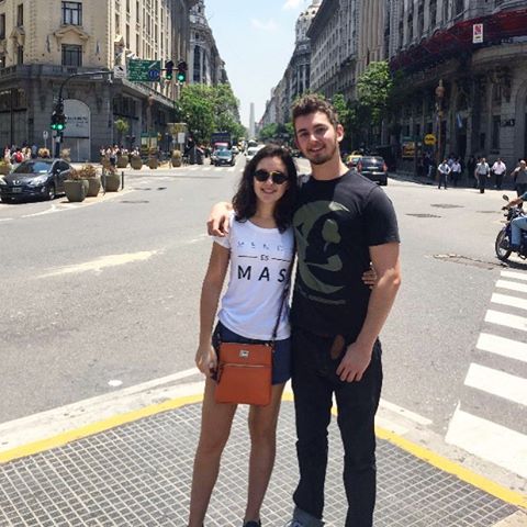 Les deseamos felices fiestas! 
La bella @natasha.fm nos comparti&oacute; su foto desde Buenos Aires ☀️ #MenosEsMas #CiudadRebelde