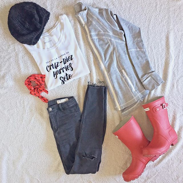 Have a holy jolly Christmas ❤🎅🏼 esperamos que disfruten mucho con las personas que m&aacute;s quieren! Tshirt: Artistas 
#CiudadRebelde &bull;
&bull;
&bull;
#ootd #lotd #potd #flatlay #flatlayout #lotd #outfit #fashionista #hunterboots #miami #vene
