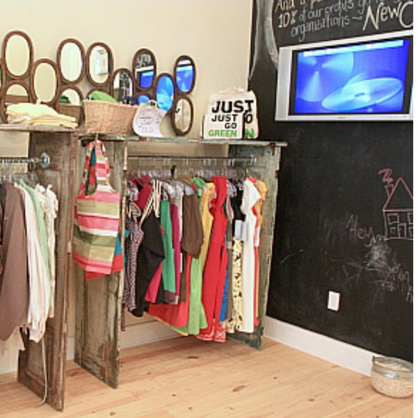 &nbsp; &nbsp; &nbsp; &nbsp; &nbsp; &nbsp; &nbsp; &nbsp; &nbsp; &nbsp; &nbsp; &nbsp; &nbsp; Chalkboards keep children occupied while parents shop.