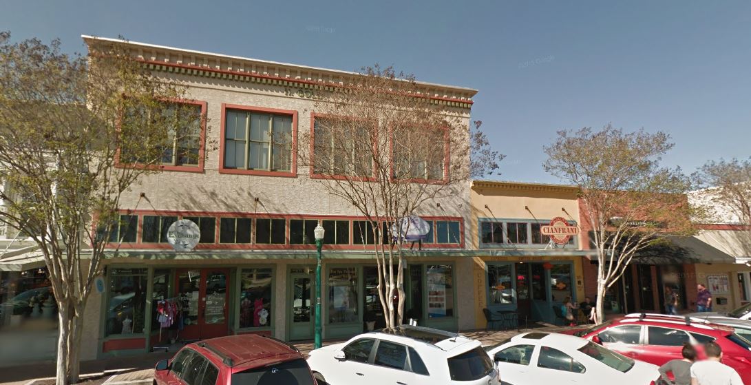 (Top image) Before restoration - Gold’s DepartmentStore (source); (Bottom image) After restoration(Source: Google Street View).