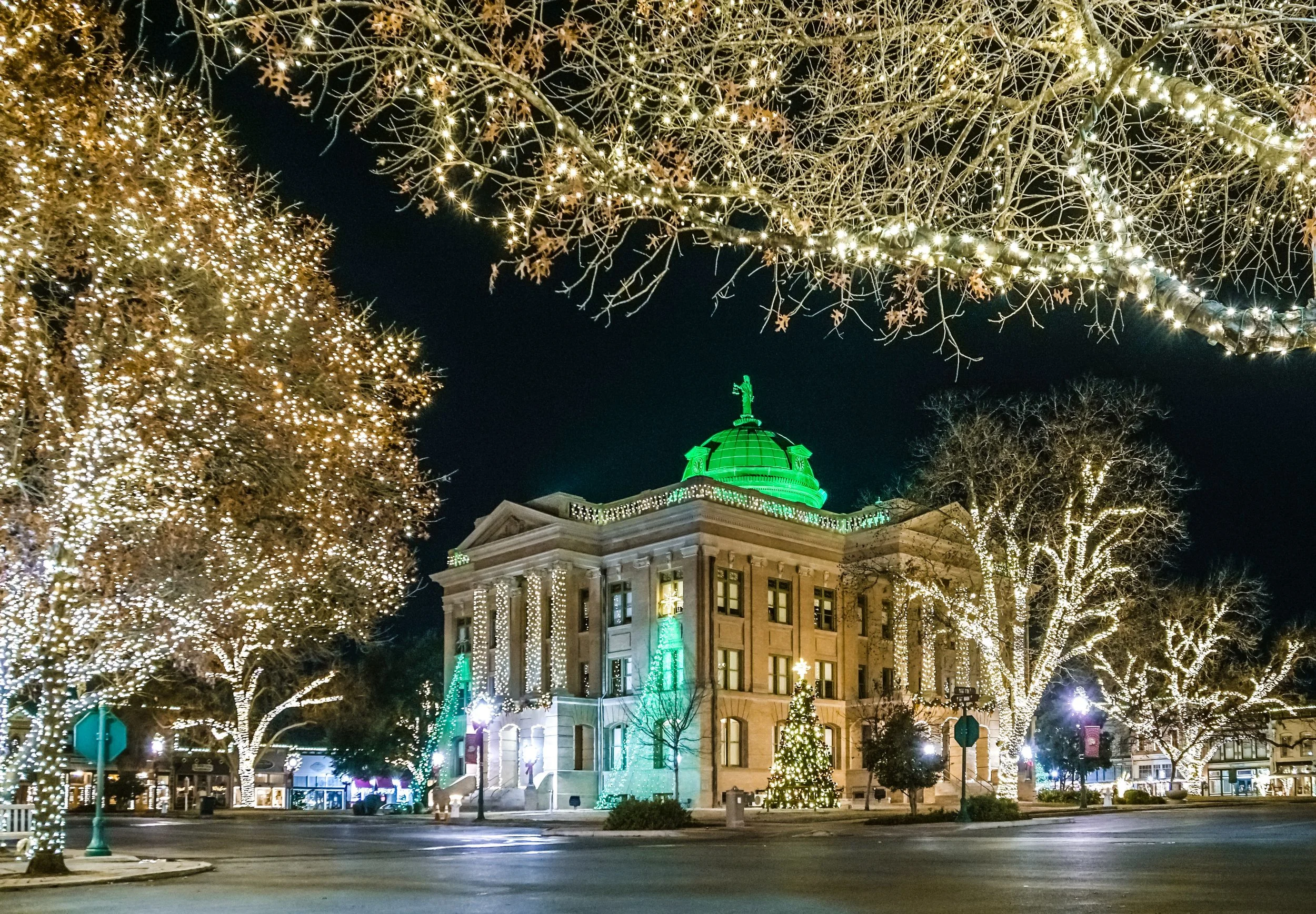 courthouse Christmas.jpg