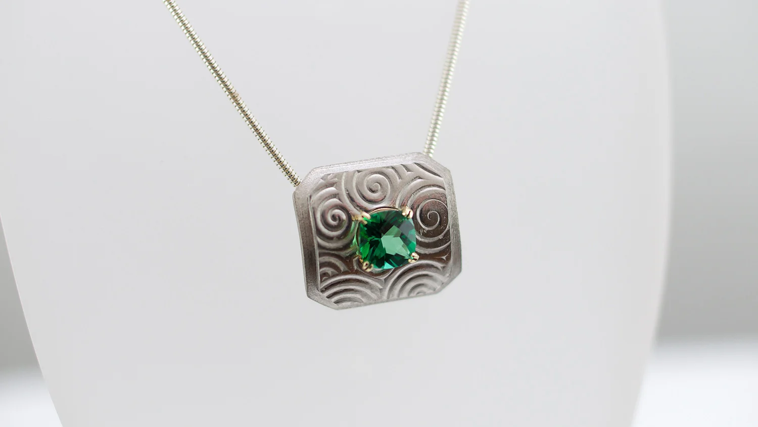 pendant-emerald2.jpg