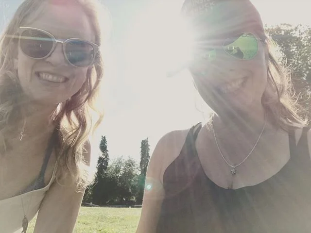 Sunday reunion with @justwarr ☺️🤩🌞the beginning of what would be a loooong fun night 🍷 😂 🎭
.
.
.
#reunion #oldfriends #goodtimes #sundayfunday #comedy #sunshine #sunflare #parklife #yvr #vancouver