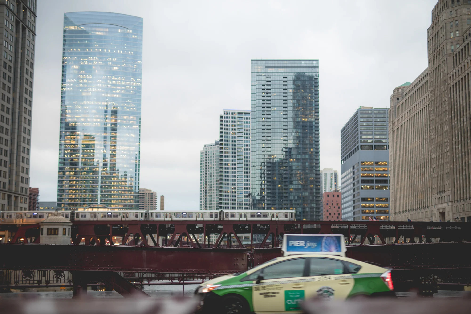 Chicago-river-and-traffic.jpg