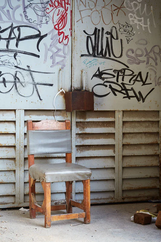 La silla y la pared pintada