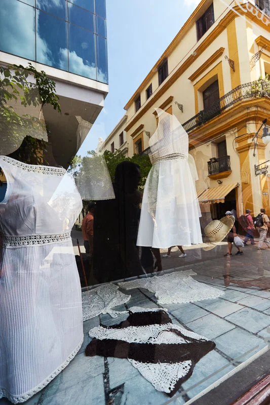 Vestidos, ventanas, y edificios