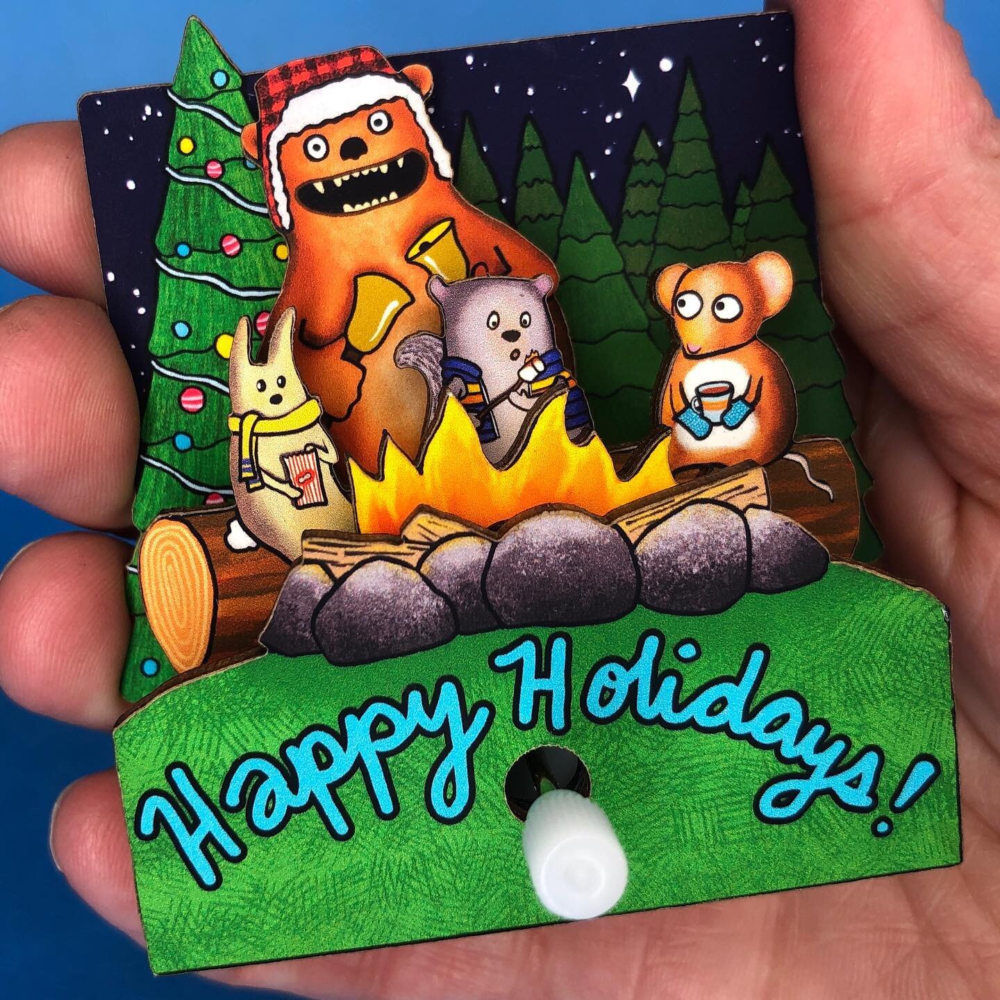 🙀🎄Wound up about the Holidays? Make your loved ones, liked ones, and the rest happy as a Bear with bells with our whizzy new Windup Happy Holidays Diorama! Available online or visit us today at Urban Craft Uprising! 🐻🐰🐿🐭
#bearbells #barbells #w