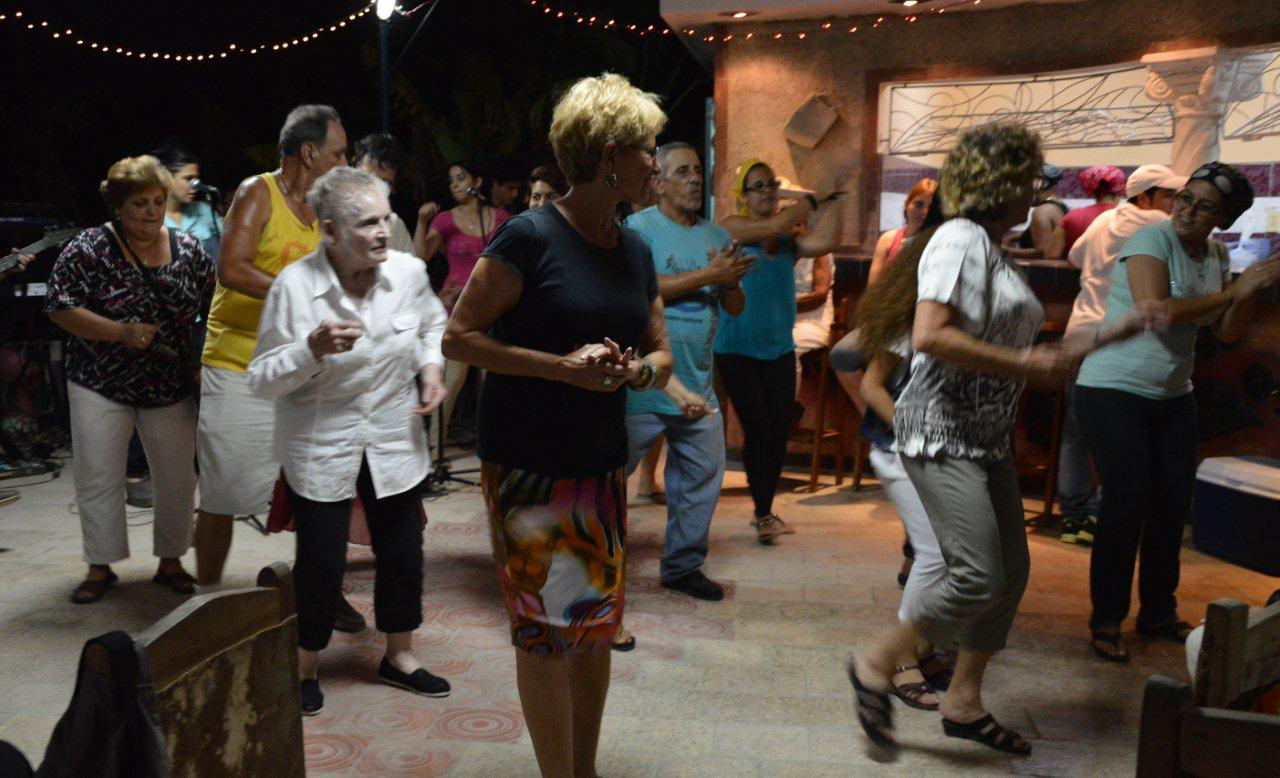 Turistas dancing on the rooftop after dinner