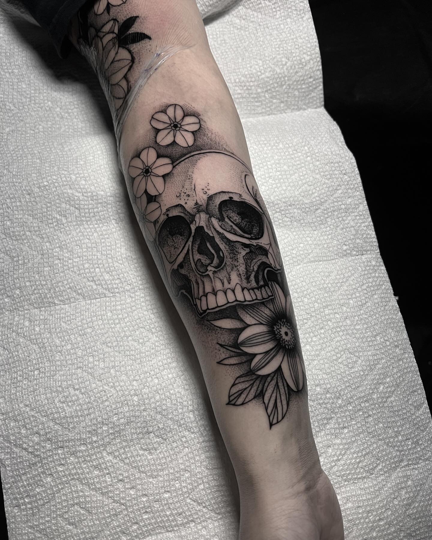 Skull and floral from today!! 

DMTATTOOS.COM

#skull #skulltattoo #blackworktattoo #blackworkers #rebelmusetattoo #texastattoo #dallastattooartist #soberlife