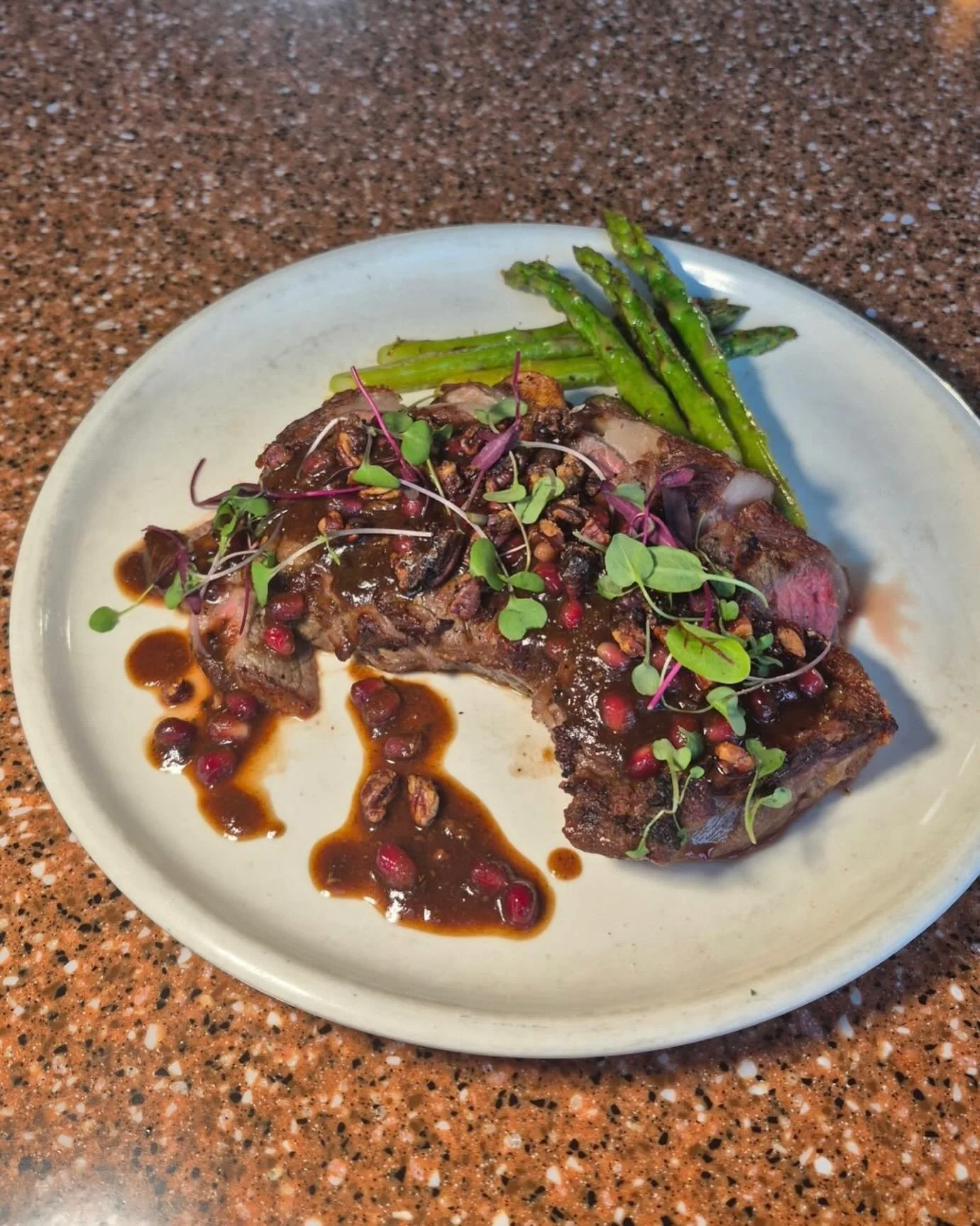 👨&zwj;🍳 Chef&rsquo;s Steak Special🥩: Hand-Cut New York Steak Finished with a Pomegranate&ndash;Red Wine Demi-Glac&eacute;, accented by Candied Pecans, and served alongside Roasted Fingerling Potatoes and Asparagus