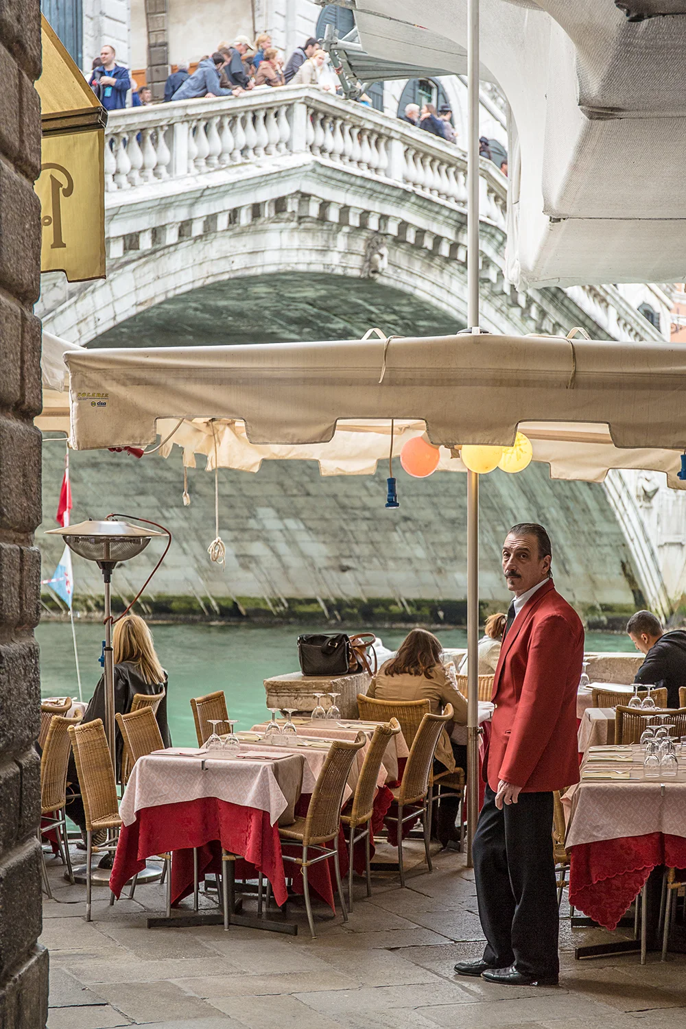 Venice_Waiter At The Rialto_B4A9714.jpg