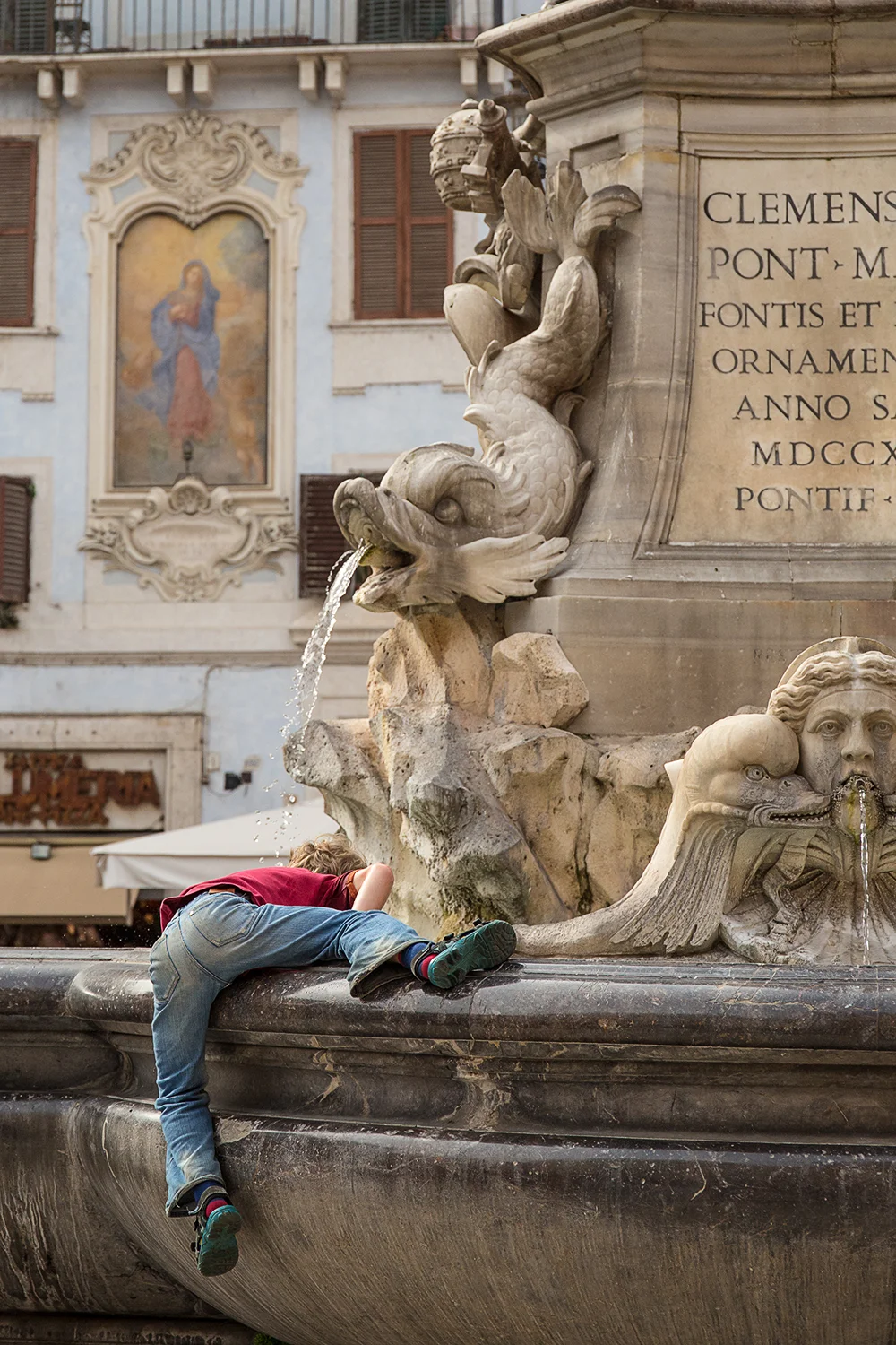 Rome_Boy In Fontana Del Pantheon_B4A1727.jpg