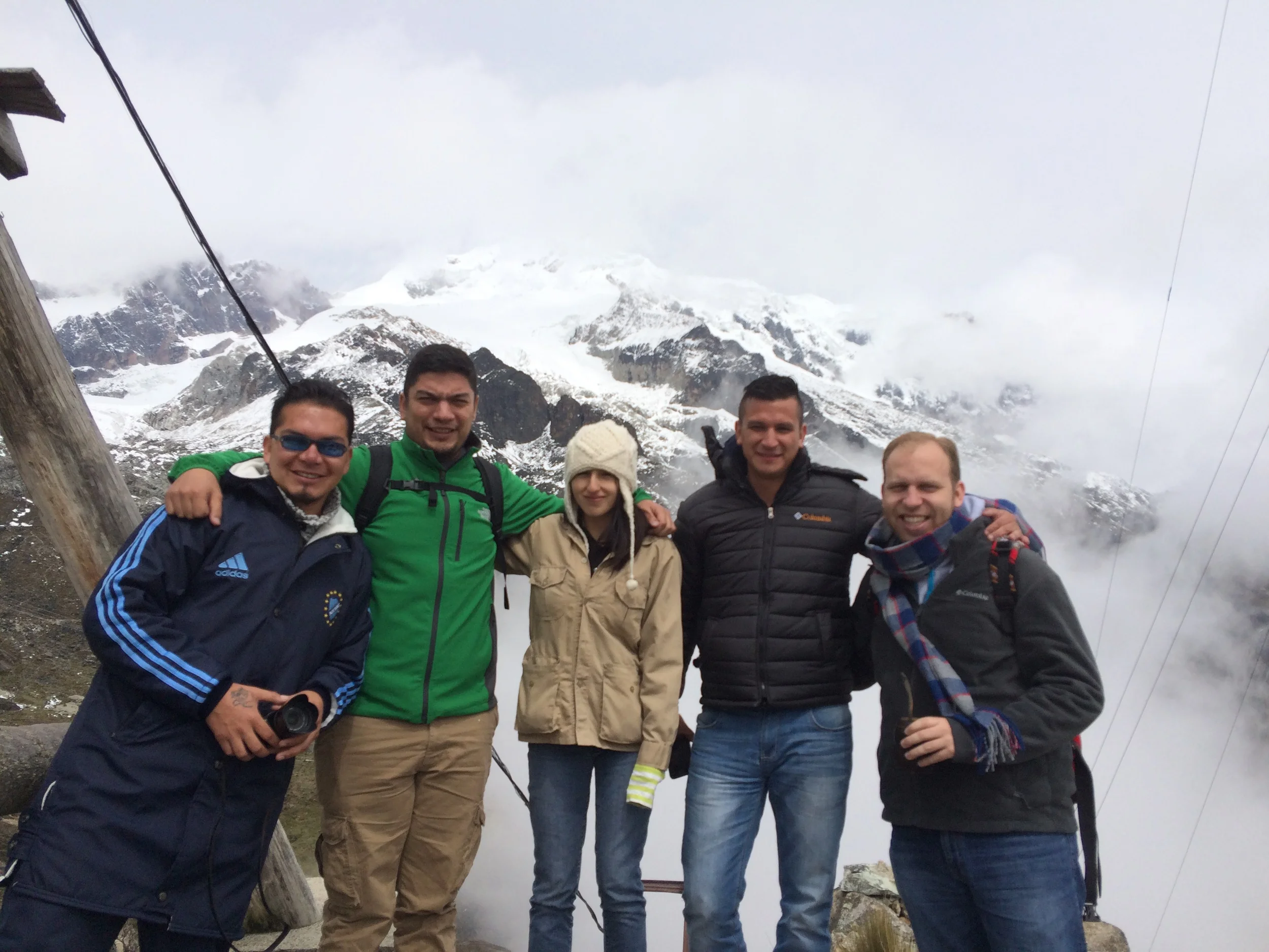 Jairo, Johanna y Jonathan con dos misioneros de la Iglesia de Cristo en La Paz, Bolivia. 