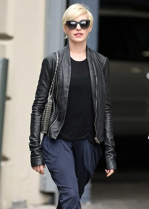 Anne Hathaway and her Warhol-inspired look