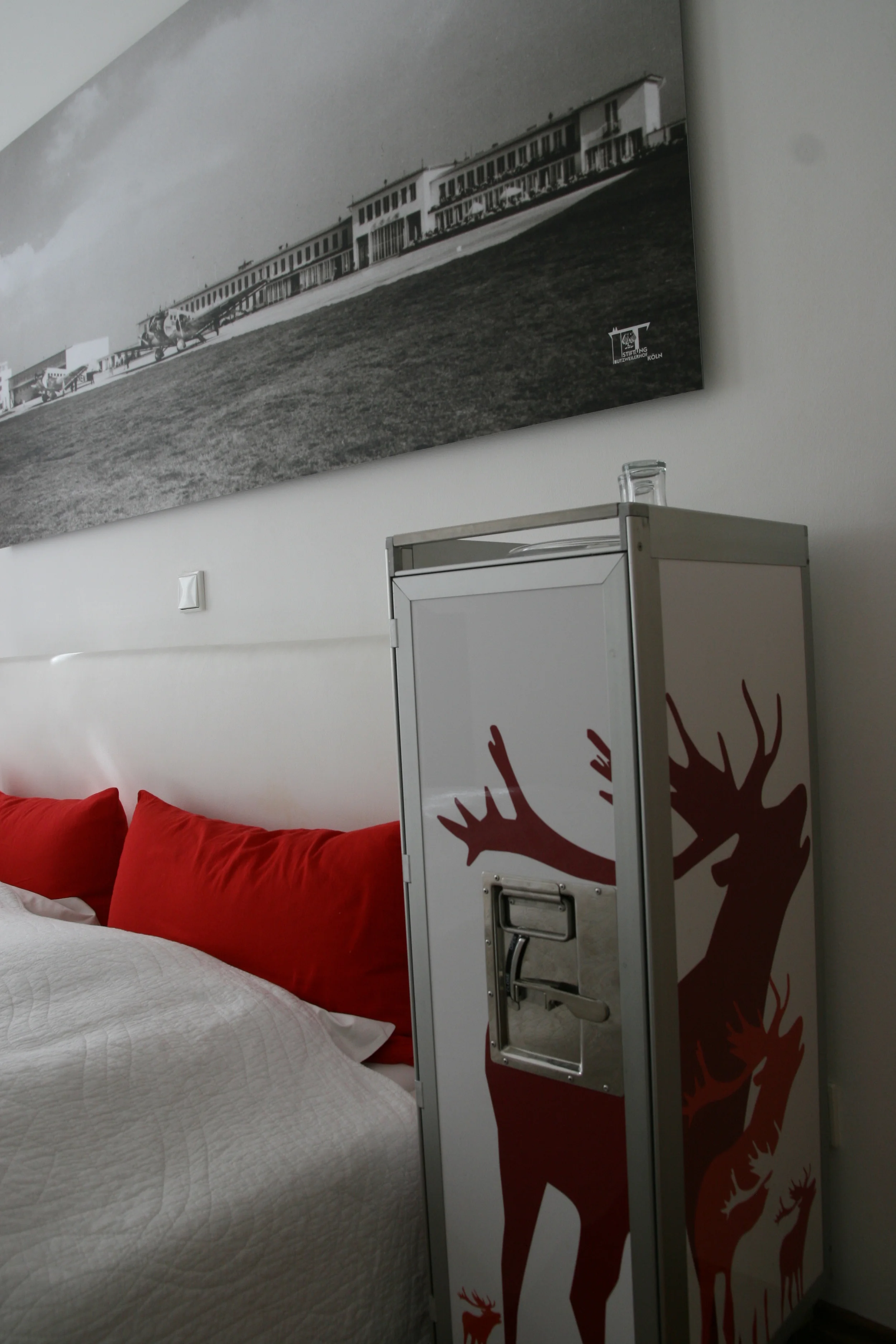 Flugzeugtrolley im Hotelzimmer.