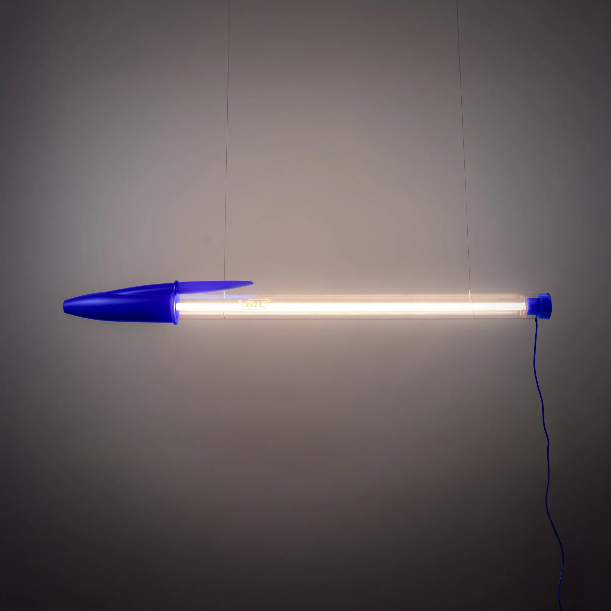 Seletti-Bic-Leuchte-blau-waagerecht-Hintergrund..jpg