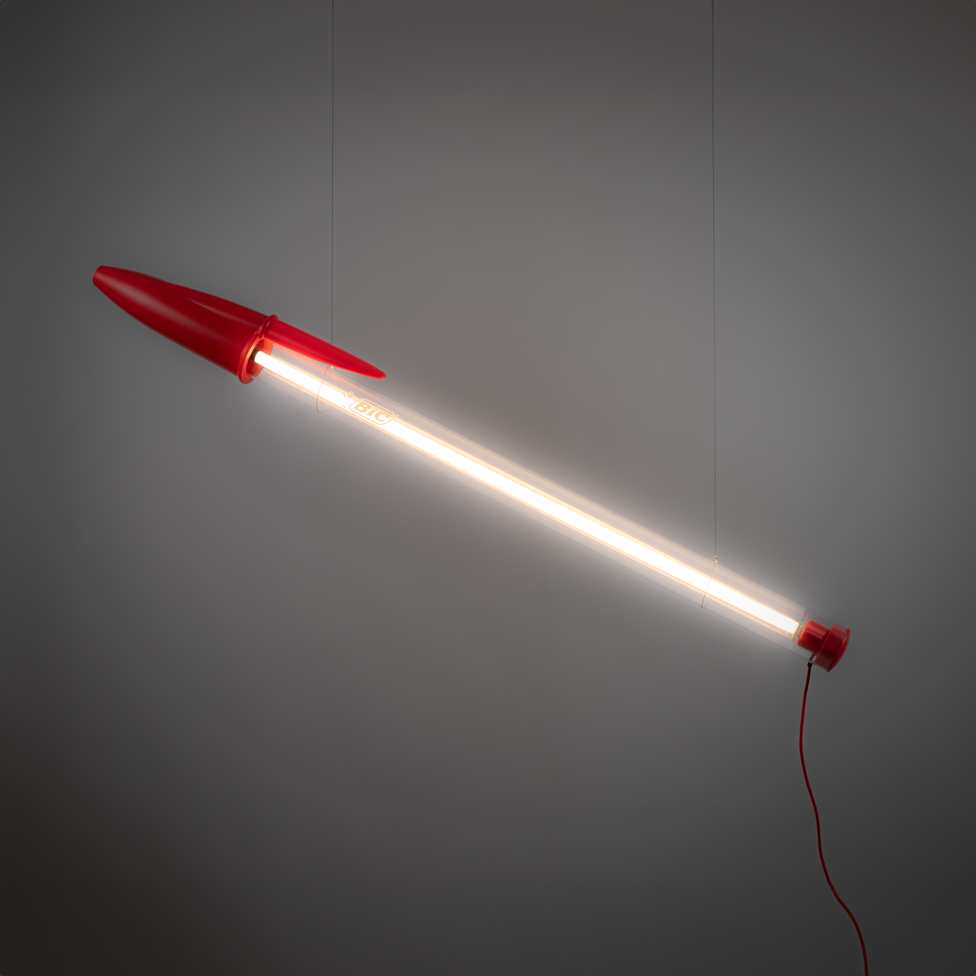 Seletti-Bic-Leuchte-rot-schräg-hintergrund-leuchtend.png