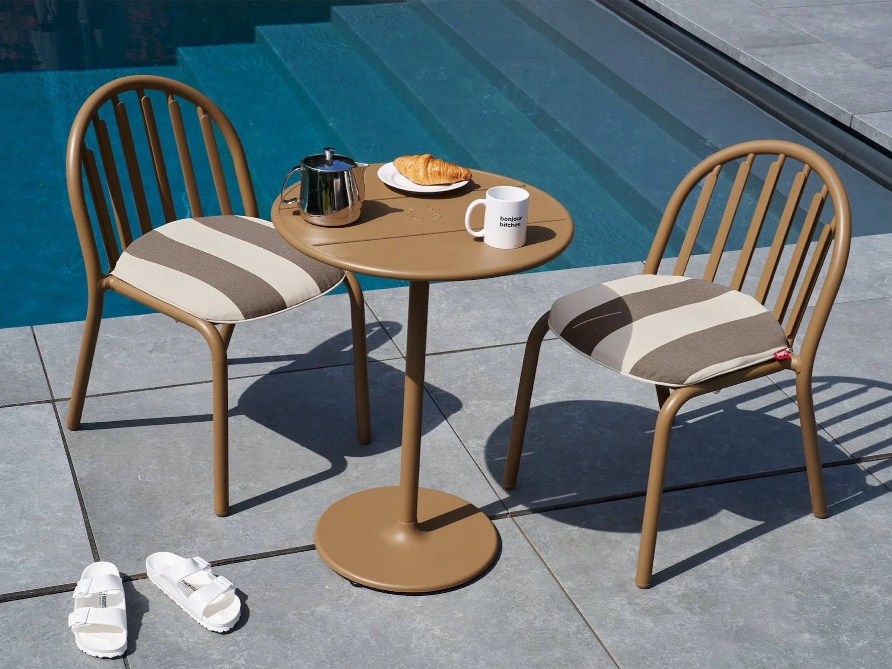 fatboy Bistreau Tisch in schickem mochaccino