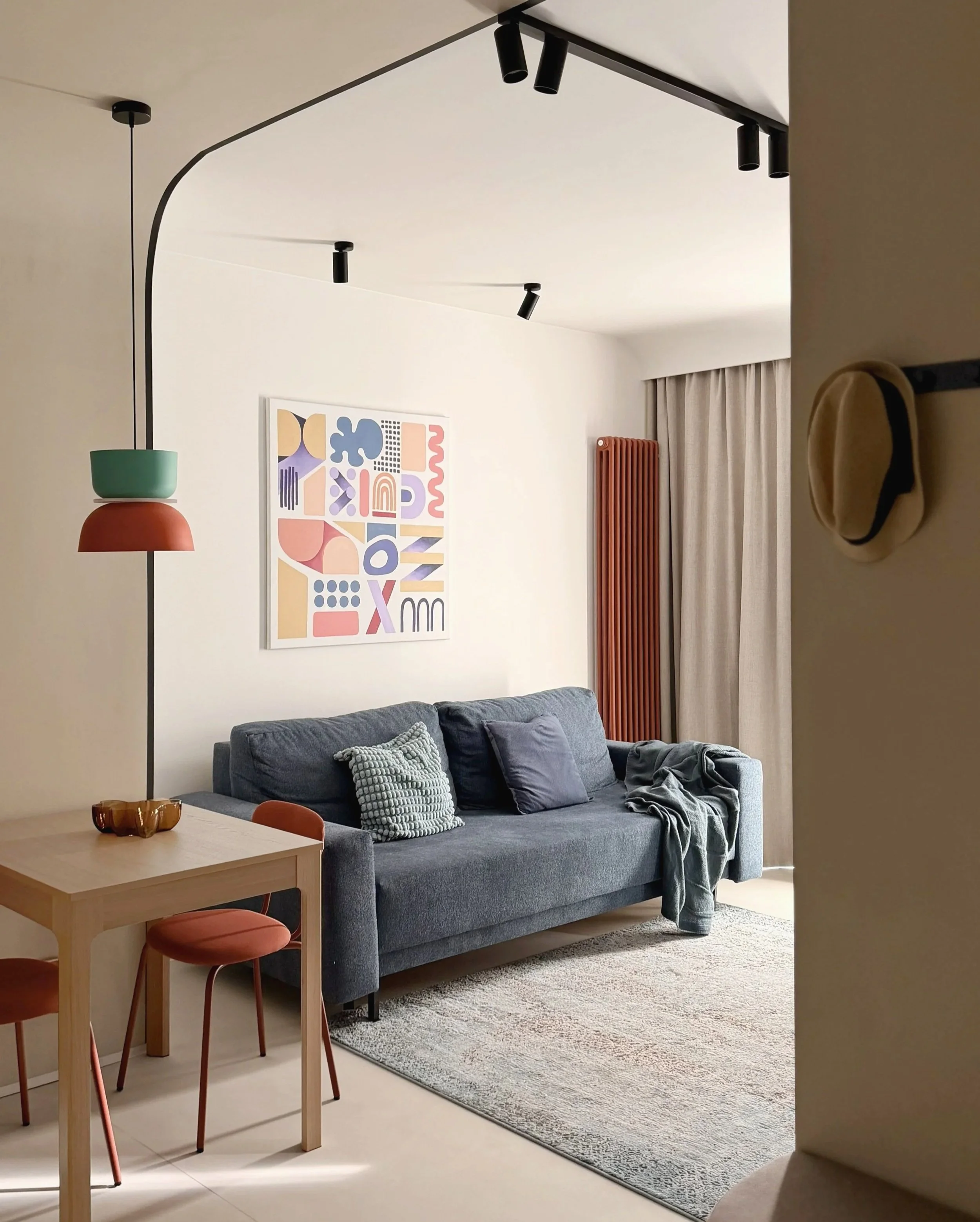 Zdjęcia z realizacji projektu wnętrza kawalerki o pow. 40 m².
Projekt i zdjęcia:  Lamperia,  2026 r.