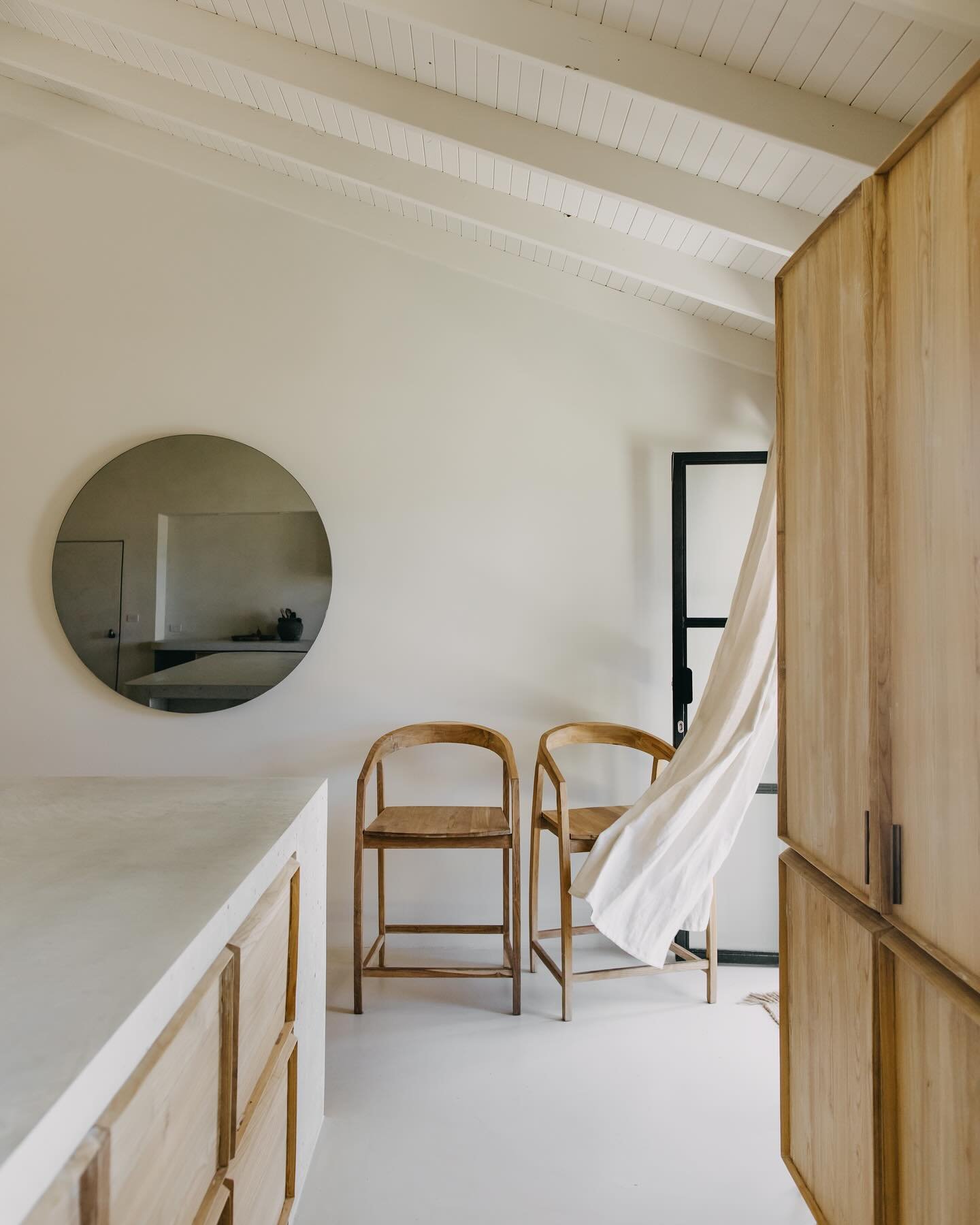 I love when spaces, objects and the light are in perfect synergy. Stay @sur_isle a private residence on the doorstep of Busselton. Wooden furniture by @we_wabi.