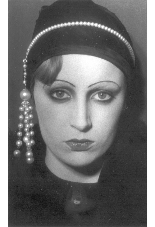 &nbsp; &nbsp; &nbsp; &nbsp; &nbsp; &nbsp; &nbsp; &nbsp; &nbsp;The retro black and white by&nbsp;Ellis FaasWhat is the story behind this self-portrait?This image and the following one will be part of a college made for my&nbsp;Makeup Show&nbsp;exhibi…