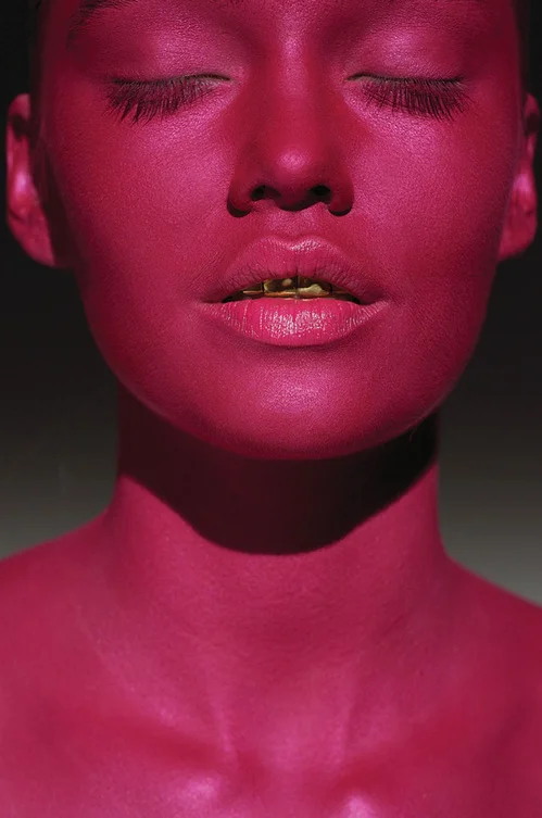  Eclipse (Makeup 5 years) by Ellis Faas Do you still illustrate your own products yourself? Yes, it interests me. I took this picture at the launch of my Hot Lips lipstick line in 2013 (which has since become an international hit NDLR) Here, I have used Bright Fuchsia L403 , the image is a visual to illustrate my brand, obviously not to be replicated at home, but just as an inspiration that I hope reflects a notion of boldness and creativity.