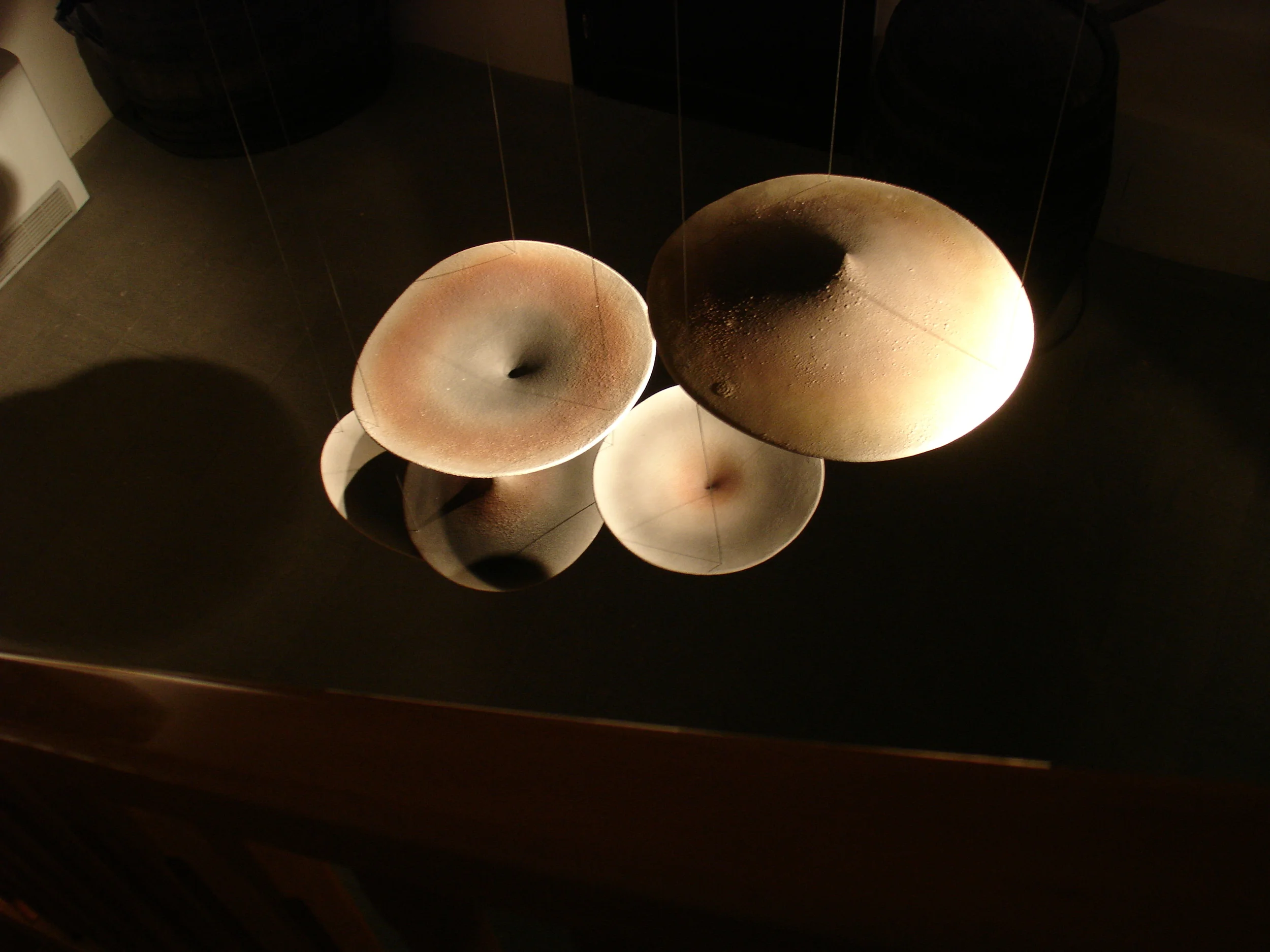 instalation flying, 160x60x100, fireclay and glaze, 2010.JPG