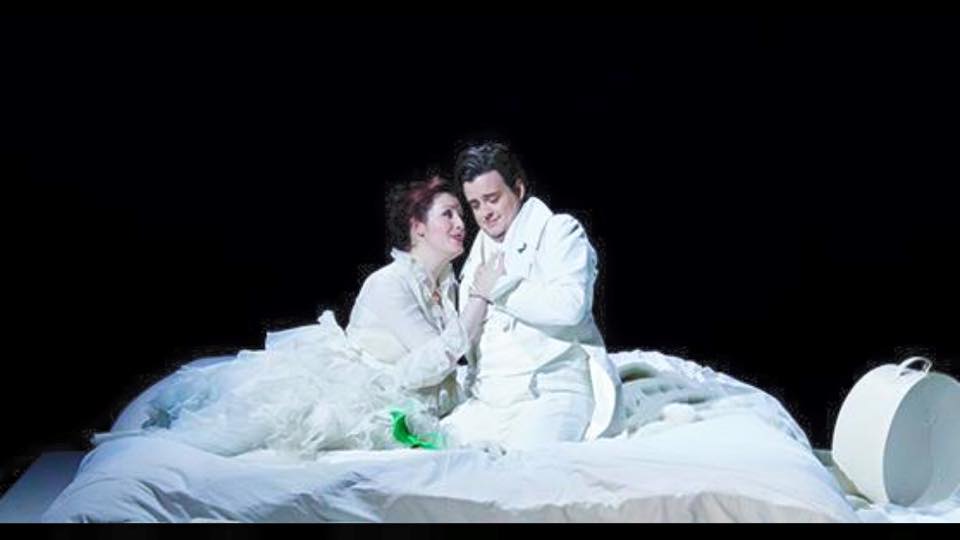 Hermia (Kitty Whately) and Lysander (Ben Johnson)