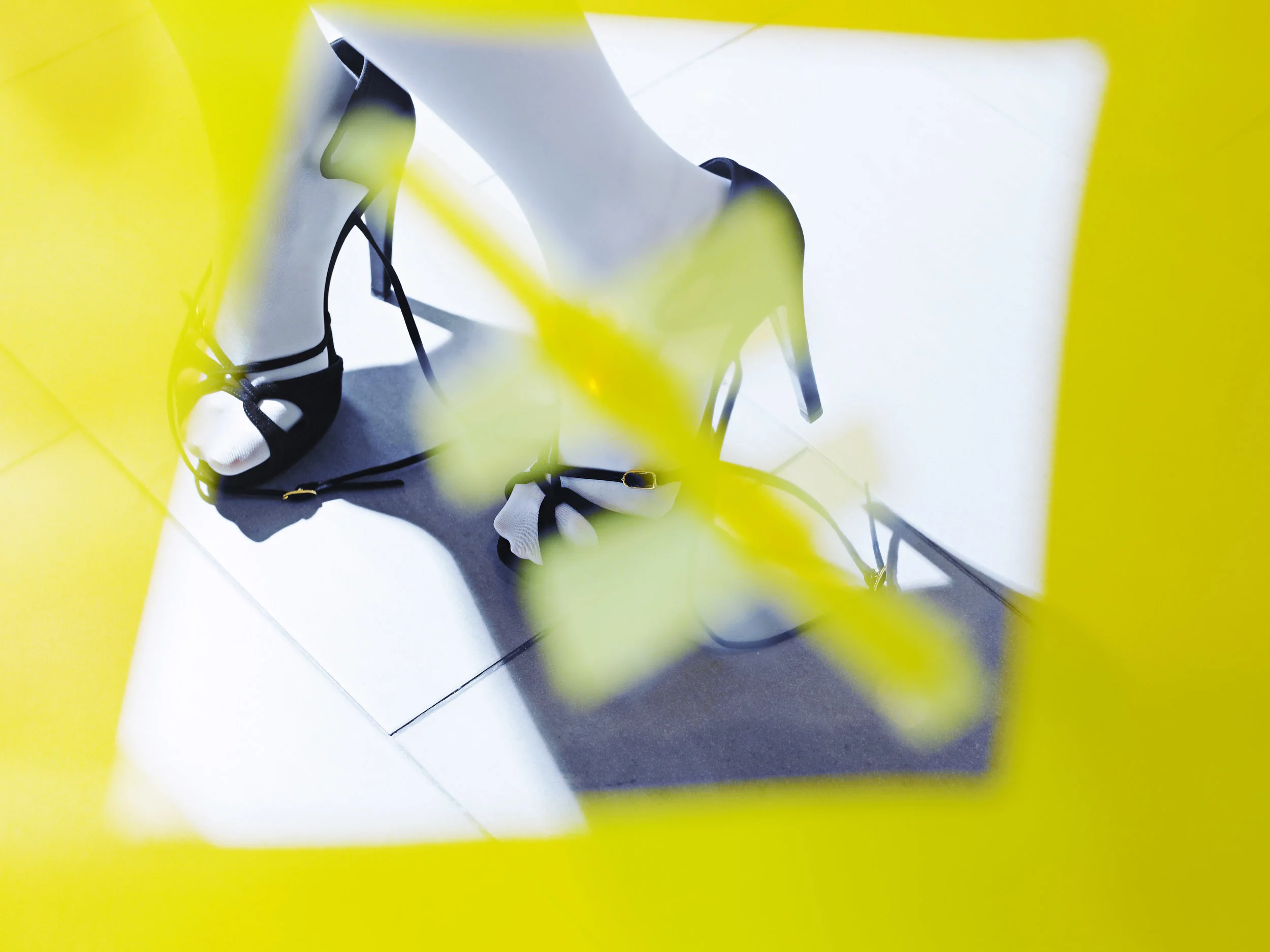 Please remove your shoes, when entering the yellow square.