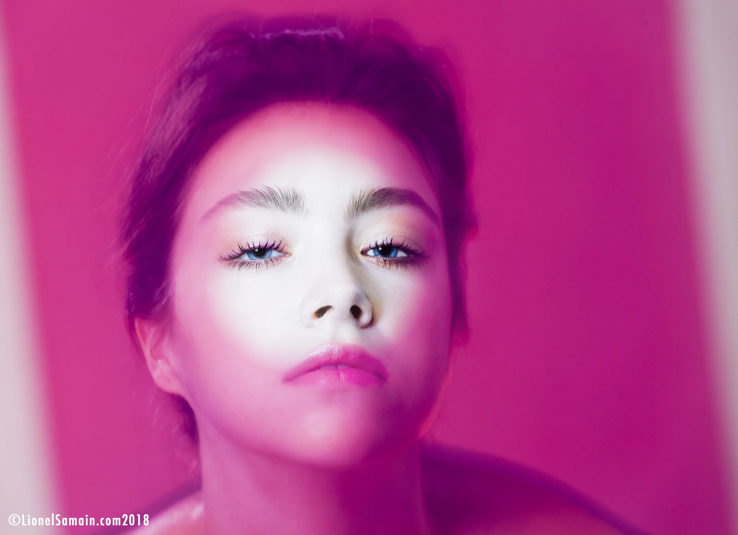 Pink alert! All personal required at their color station! With model Sofia Mazur (@mlleagency) & mup + hairdesigner Jr Queiros in studio Onziemelieu