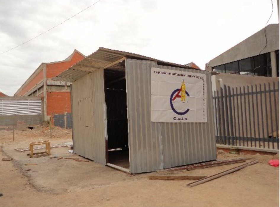 Bodega provisional de chapa metálica para almacenar materiales