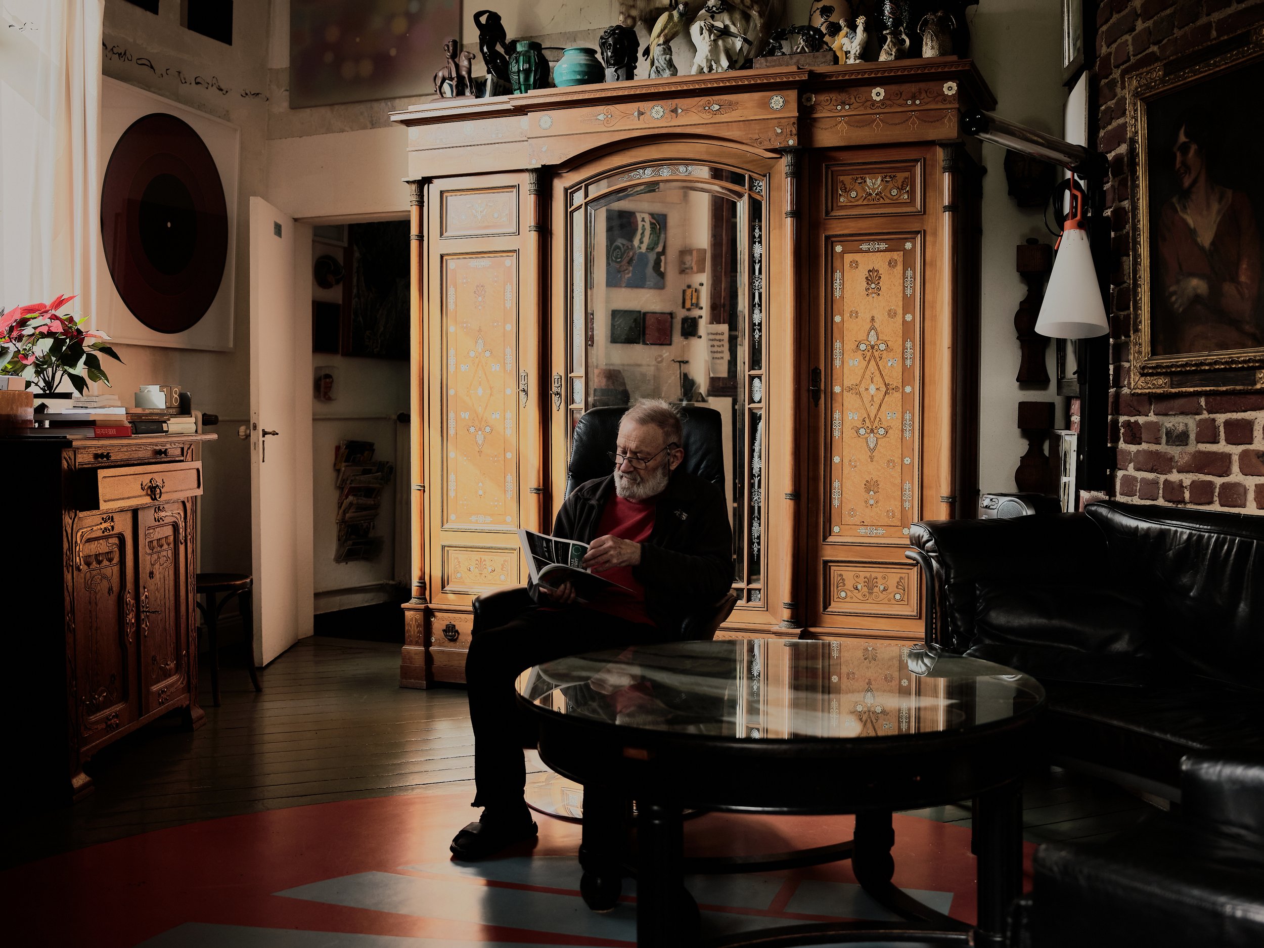  The 88-year-old Hans Börg grew up in Kronach in Upper Franconia. He worked as an art professor in Cologne and Duisburg. He likes to read in the living room on the ground floor.  