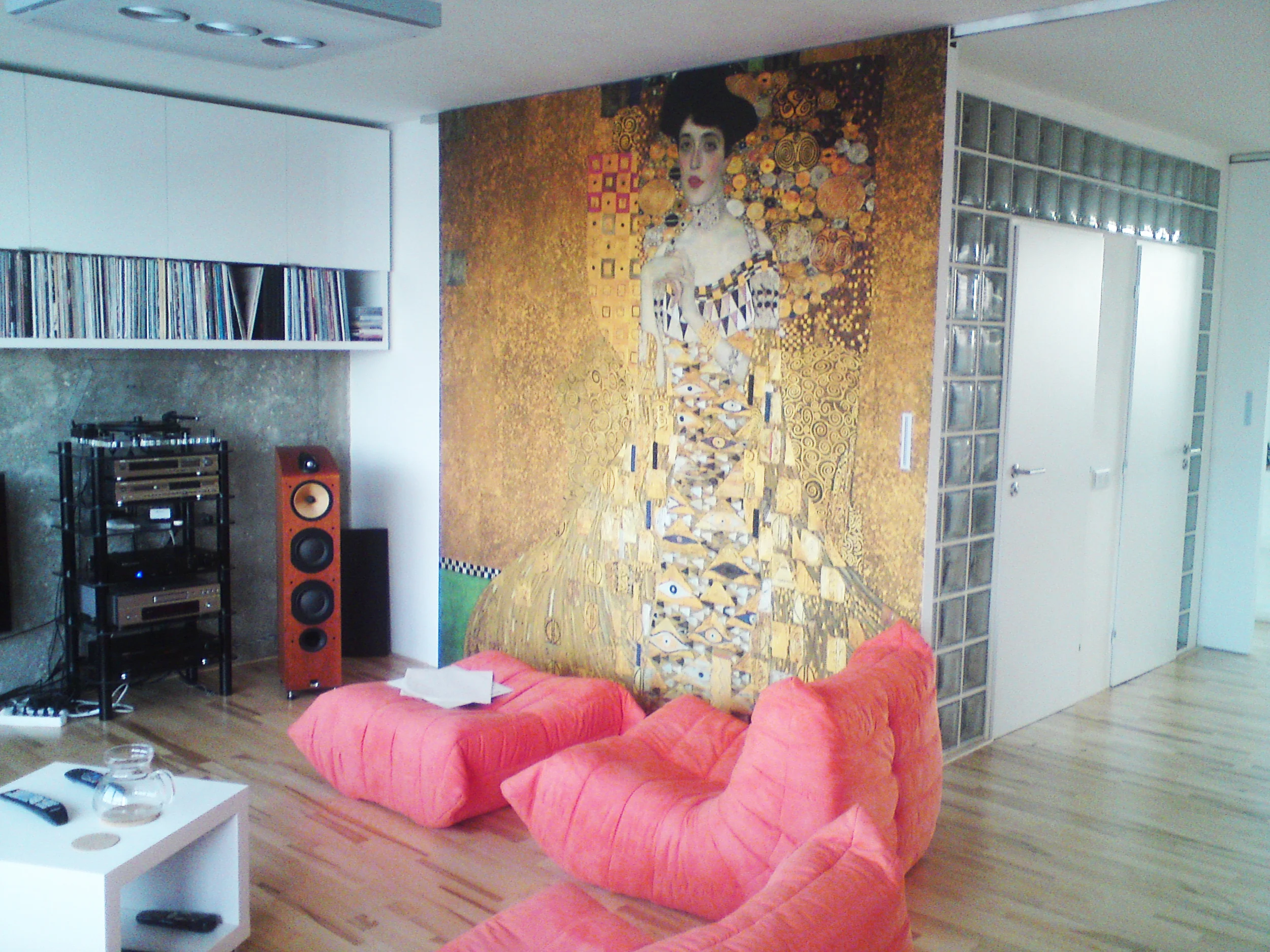   Projekt rekonstrukce bytu 3+1, který se nachází v bytovém domě v Praze Stodůlkách. Kvůli nevyhovující stísněné dispozici byla vybourána většina příček, tím vznikl jeden velký vzdušný flexibilní prostor, který plyne přes obývací pokoj, předsíň, pracovnu a ložnici. Jednotlivé zóny bytu jsou dělitelné posuvnými panely s potiskem.  