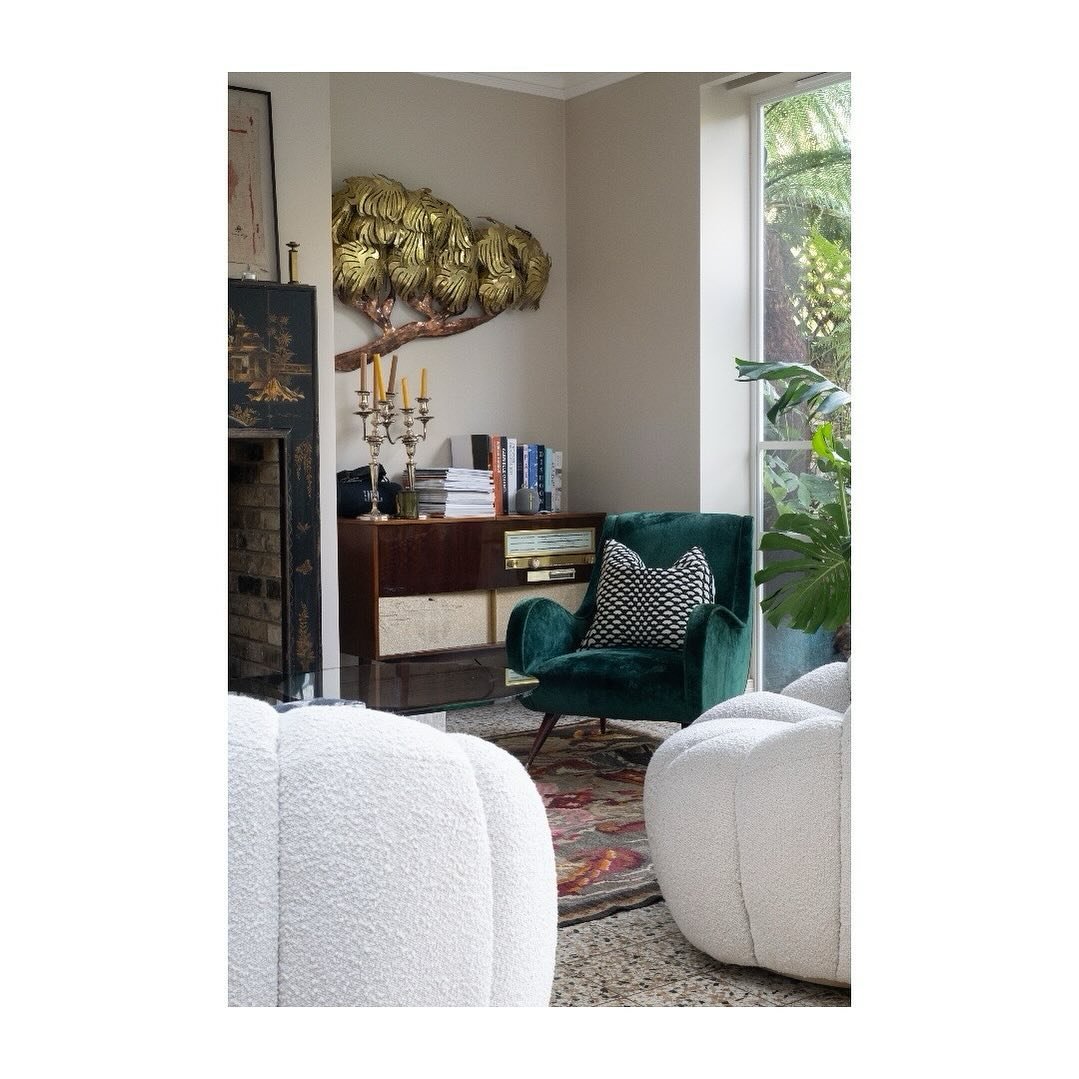 Loved shooting this gorgeous sitting room by @catcamargue 
&bull;
&bull;
&bull;
#interiors #londonphotography #londoninteriors #houseandgarden #londonarchitecture #london #interiorphotography #architecturaldigest #interiorsoflondon #lifestylephotogra