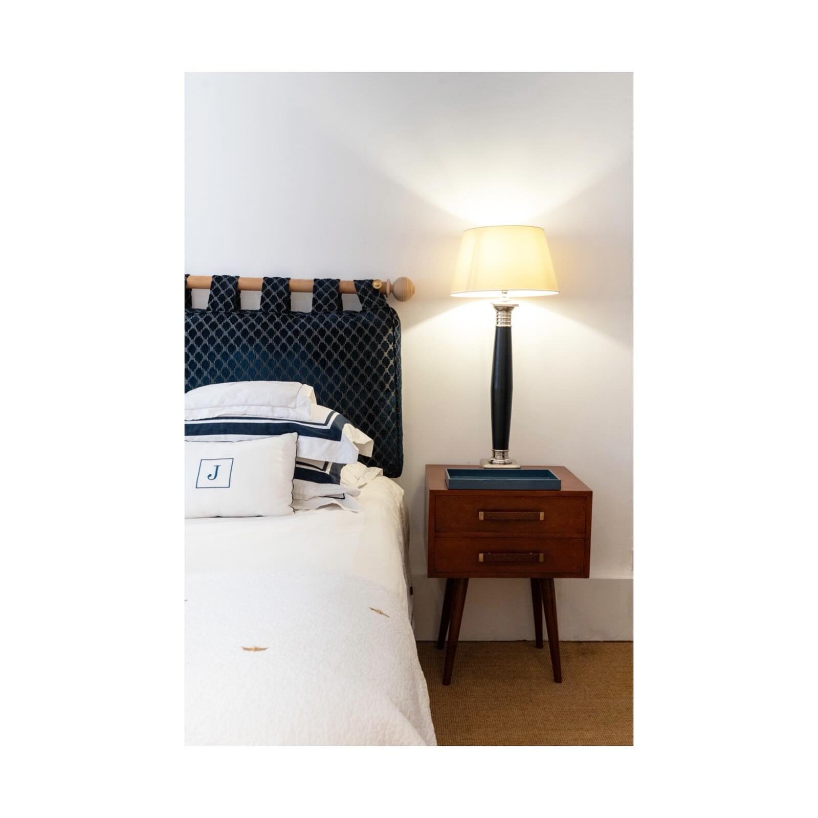 Gorgeous bedroom by @flavia 💙🤍
&bull;
&bull;
&bull;
#interiors #londonphotography #londoninteriors #houseandgarden #londonarchitecture #london #interiorphotography #architecturaldigest #interiorsoflondon #lifestylephotography #londonhouses #photolo