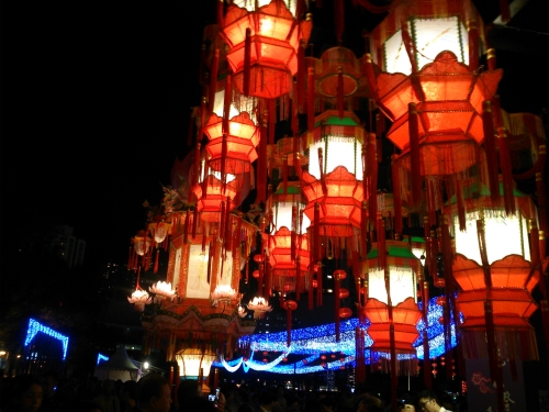 15/9 firar vi Mid-Autumn Festival enlig månkalender. Familjmiddag, månkakor och lyktor ingår.