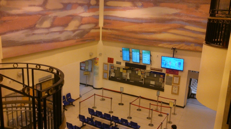 Väntehallen för alla öppenvårdspatienter. Man kommer hit och registrerar sig vid receptionen, sedan går man till olika mottagningar i byggnaden, sitter i ett mindre väntrum och väntar på sin läkare. There is a catch though, det är minst 5 patienter bokade per tid, eg kl 09, kl 09:30 etc. Patienterna är vana vid att vänta i 30-60min och sedan träffar sin läkare i 2-5min. 