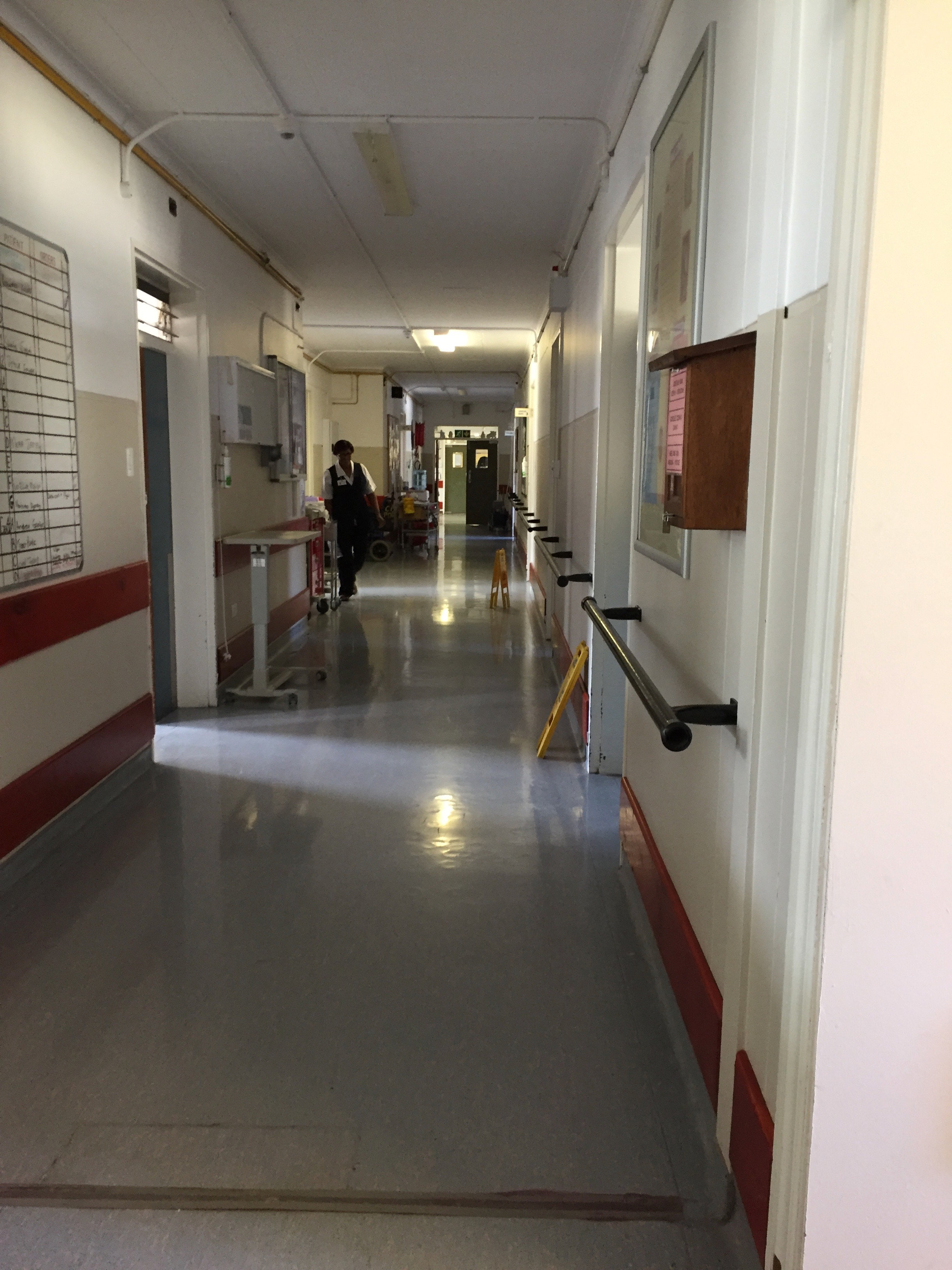 Korridor i sjuhuset. I rummen ligger både patienter med medicinska och psykiatriska problem.
