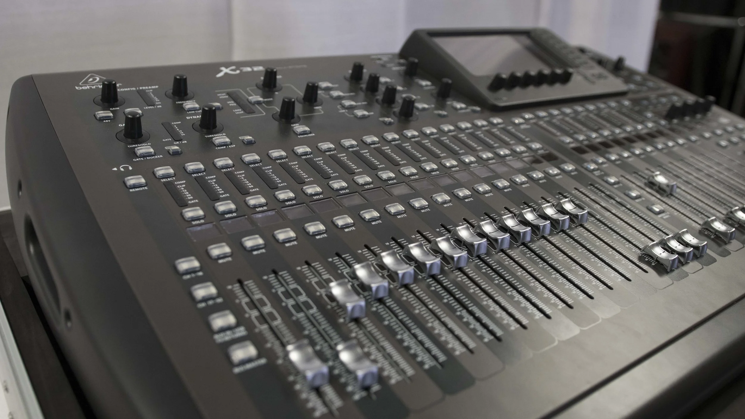 Behringer Side 3