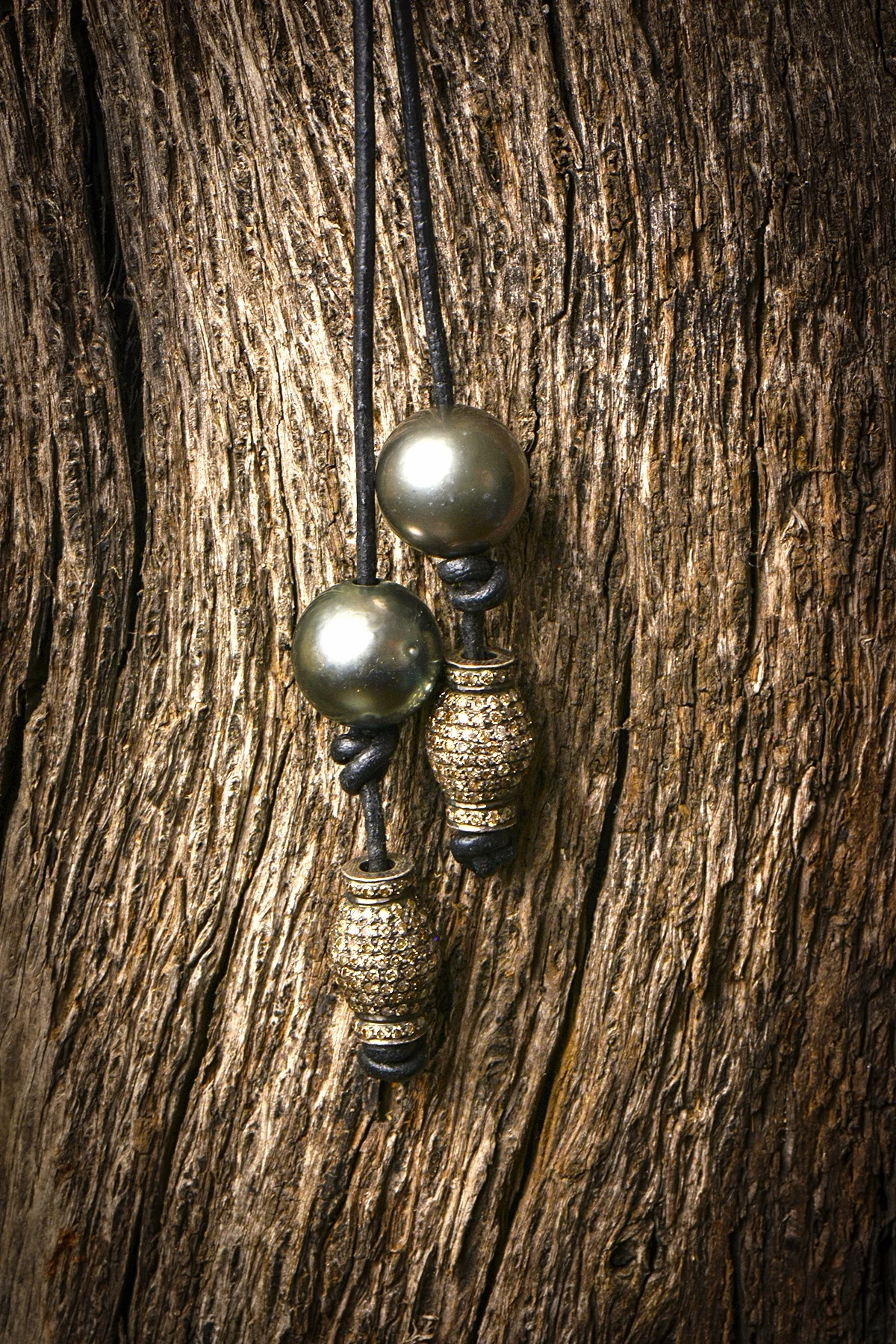 SIMPLE BLACK CLOSEUP.JPG