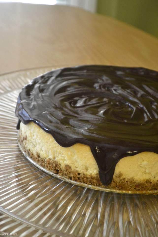 anniemade // Dark Chocolate Covered Pretzel Cheesecake that's easy AND gluten-free