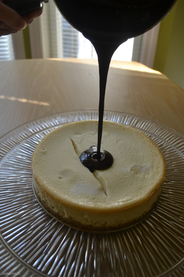 anniemade // Dark Chocolate Covered Pretzel Cheesecake that's easy AND gluten-free