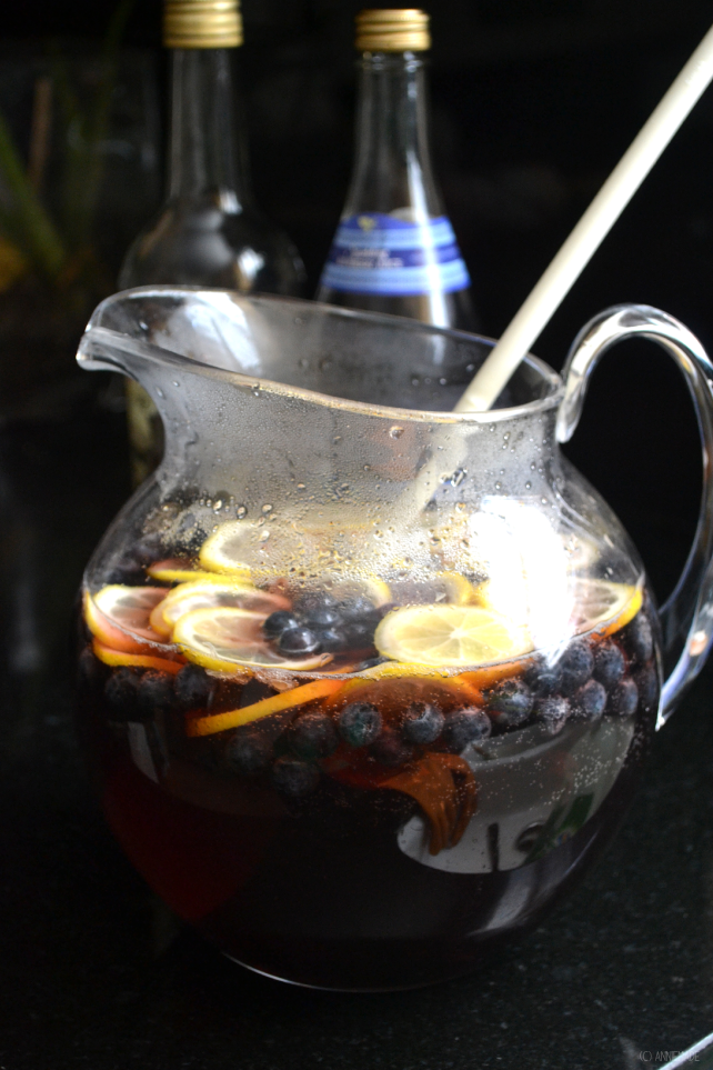 anniemade // Sparkling Blueberry Lemon Sangria - Easy Recipe for crowd-pleasing cocktail