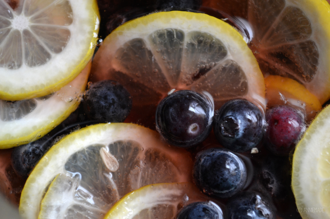 anniemade // Sparkling Blueberry Lemon Sangria - Easy Recipe for crowd-pleasing cocktail