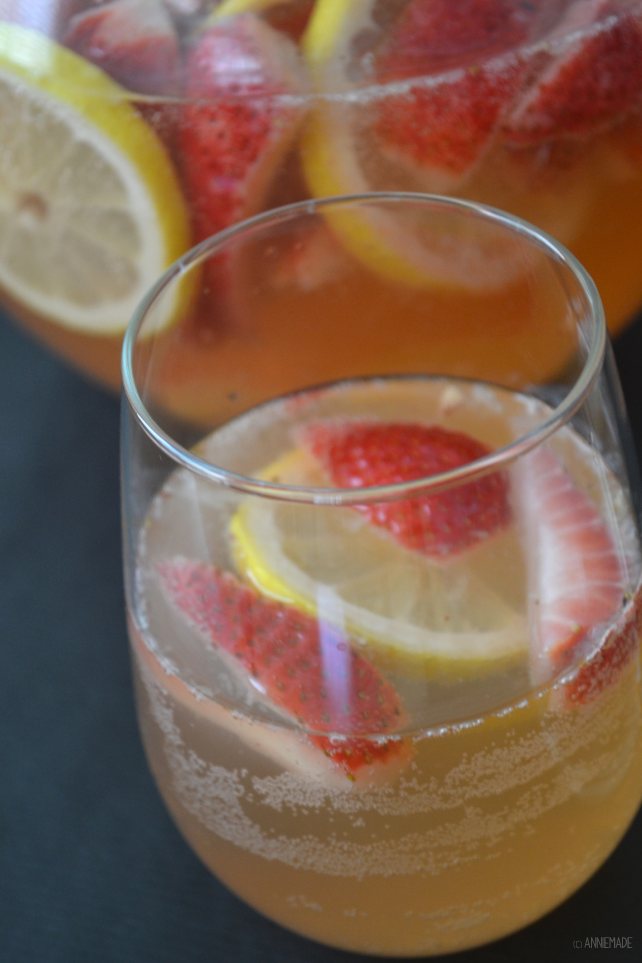 anniemade // Sparkling Strawberry Lemonade Sangria -- easy recipe