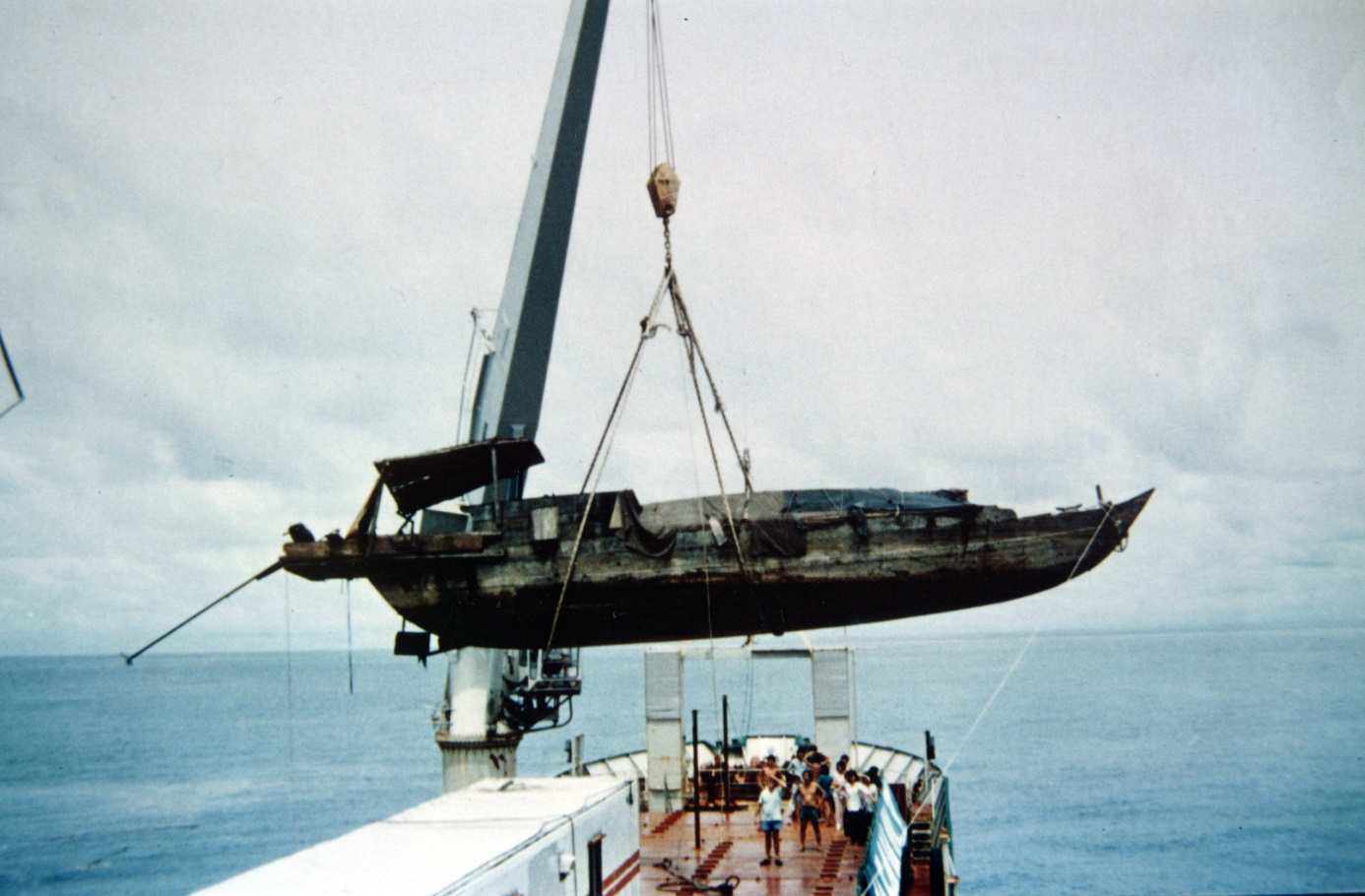  Hoisting of boat to return belongings to refugees before sinking it. 