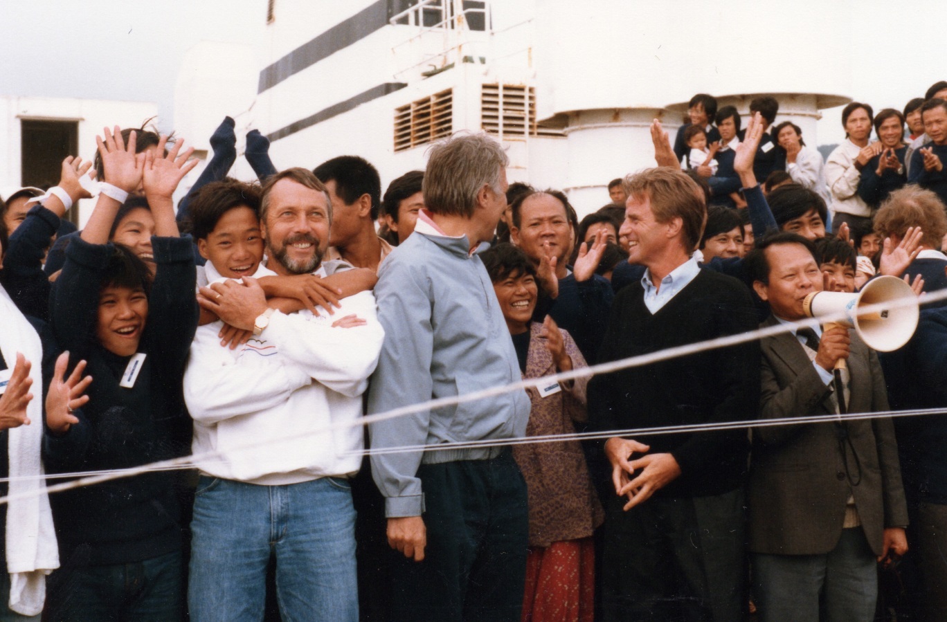  Rouen port: (left) Rolf Wangnick (captain), Dr. Alain Deloche (looking back), Dr. Bernard Kouchner and Phan Lạc Tiếp (with loudspeaker). 